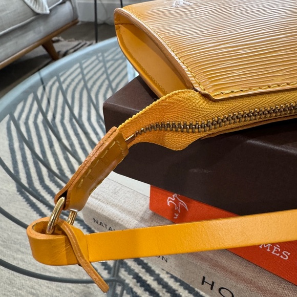 ⭐️SALE⭐️LOUIS VUITTON Epi Leather Pochette. Excellent condition in Yellow. - Picture 7 of 10
